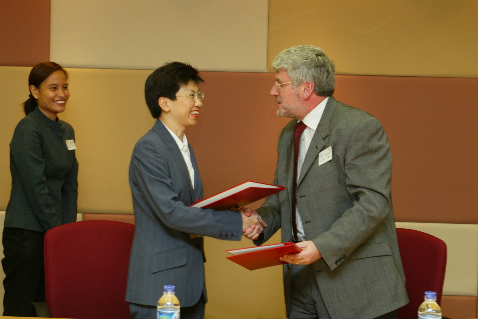 MOU SSP-AUT 23 Aug 2004.JPG